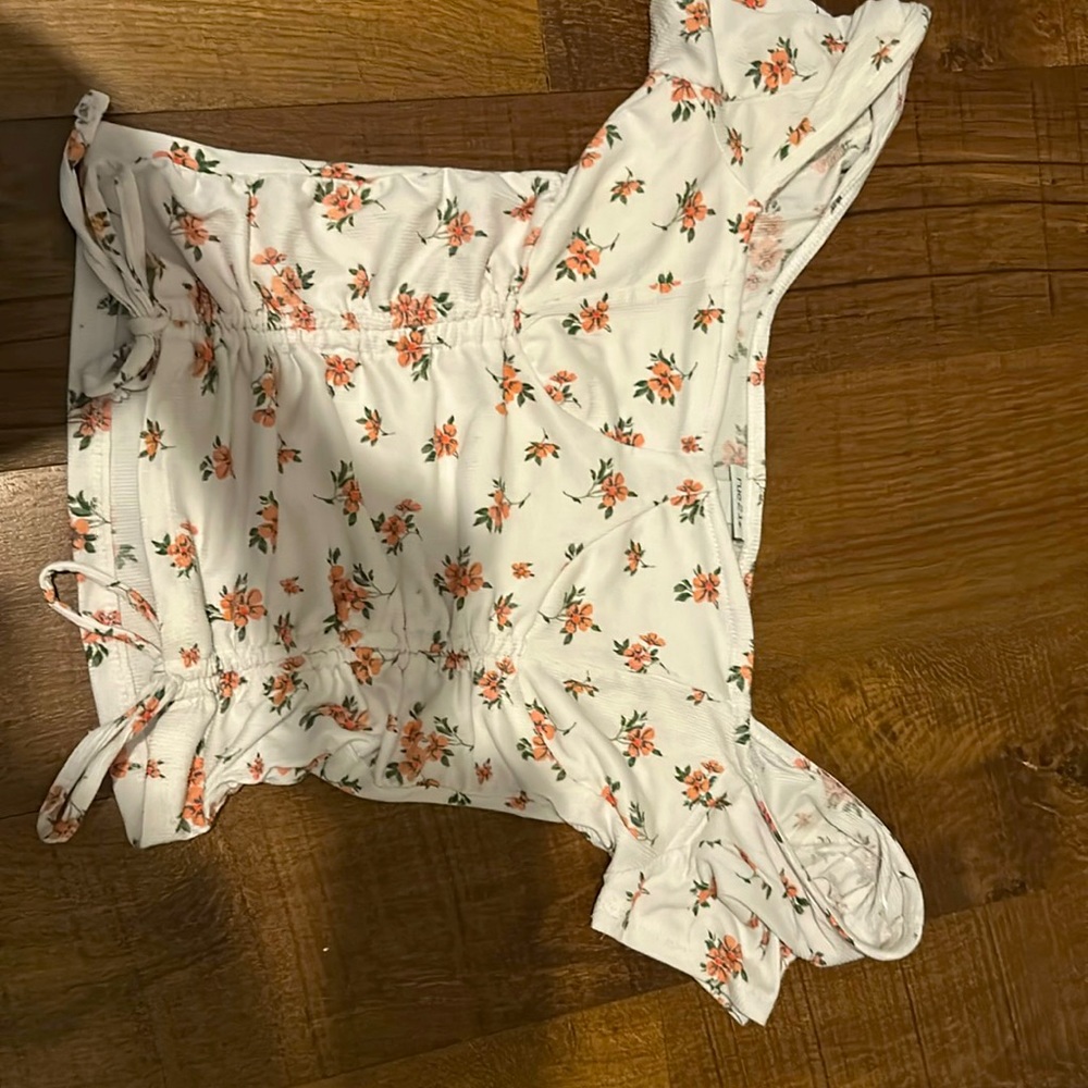 This is a cropped shirt, it’s a size Medium. The brand is rue21.